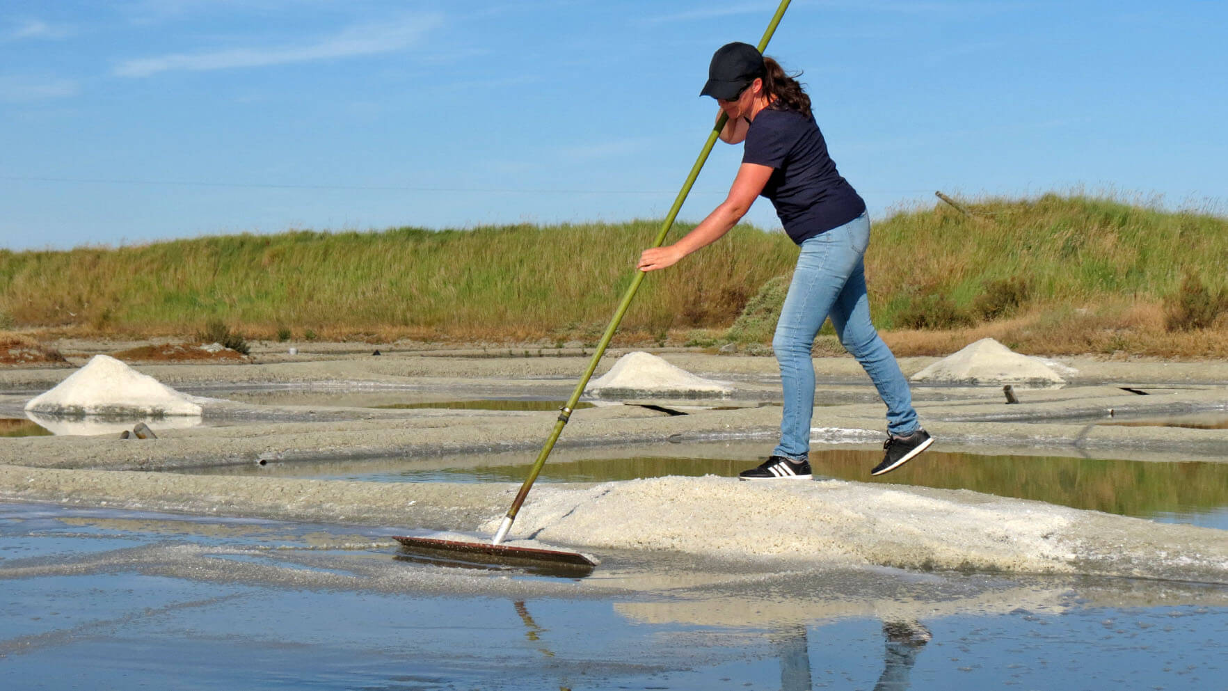 Sandrine Hancké, une paludière indépendante produit du sel naturel à Guérande