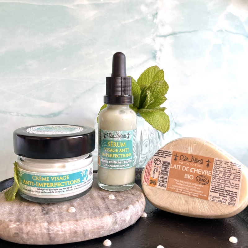 Femme qui s'applique une cr&egrave;me sur le visage